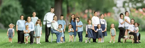 Large extended family on a lawn, outdoor family photography by Photoholic, Rockland County NY